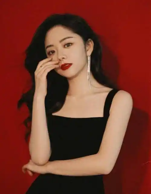 原创娃娃脸谭松韵新造型流出穿旗袍扮民国女青年挺有味道