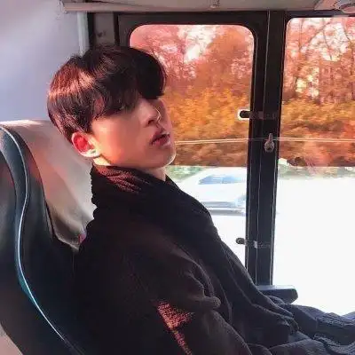 男生头像频道提供更多与最火,高冷,成熟,冷酷,气质男头相关的头像图片