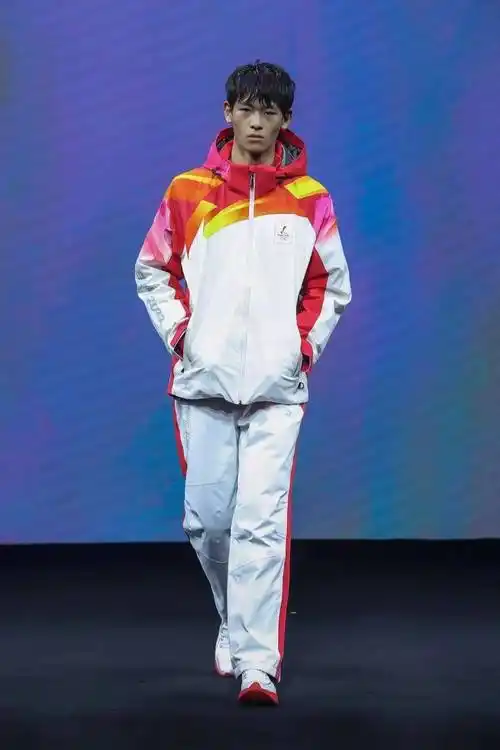 大秀尾声,北京冬奥会运动员领奖服,出场服,工作人员制服装备以及安踏