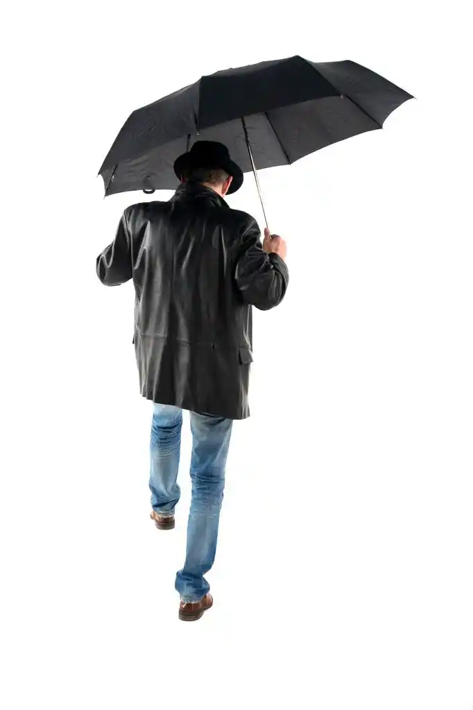 黑色雨伞走在白色背景上的男人