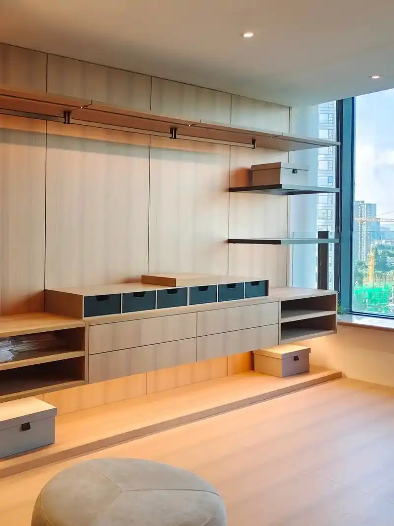 壁挂衣帽间 搭配玻璃或实心门板衣柜简洁美观实用#全案定制 # - 抖音