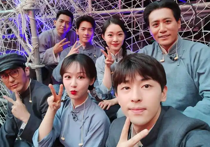 七一晚会明星合影看花眼,顶级流量们同框不停,追星粉的春天