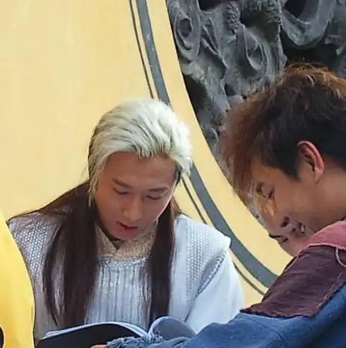 秋漫枫与自己的妹妹秋凝玉同时喜欢上了一个男人那就是五皇子赵建文