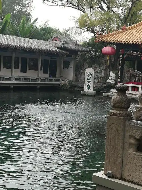 趵突泉三个大泉眼