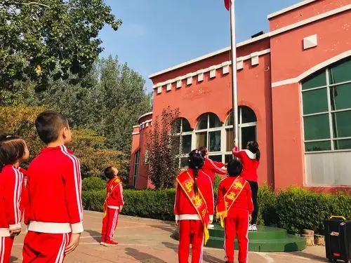 【升国旗奏国歌全体肃立行注目礼】