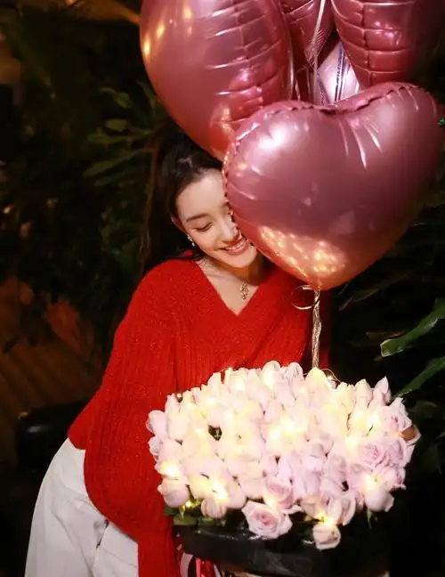 二十岁的蒋依依穿搭时尚,生日快乐呀小美女!