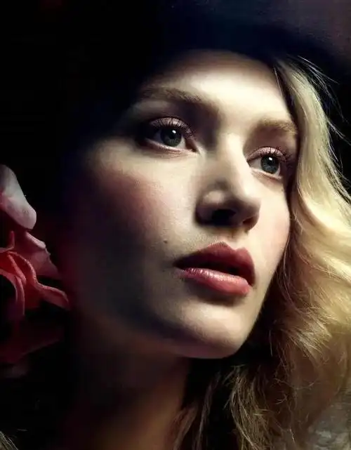 凯特·温丝莱特,英国著名女明星,从小就表现出对演艺事业的强烈喜爱和