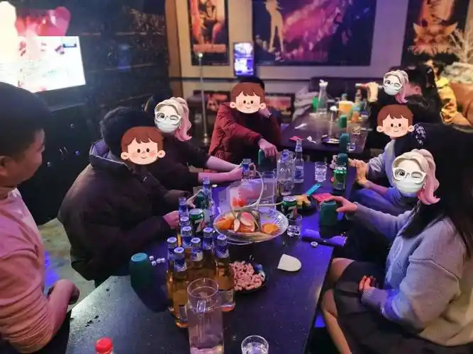 2,玩骰子游戏这样大家也很快就了解了彼此回答不上的惩罚喝酒谁叫谁的