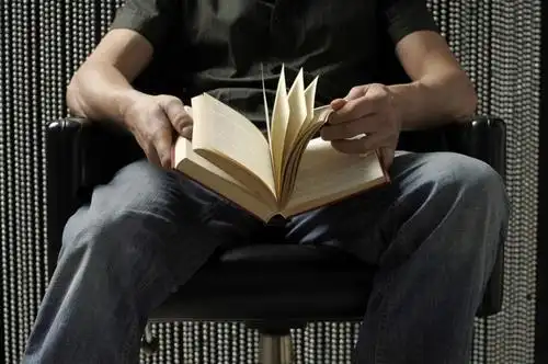 东方人,一个人,坐,横图,室内,白天,正面,看书,阅读,窗帘,书籍,椅子