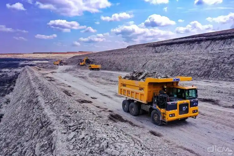 徐工xdr90t双桥刚性矿车运输作业中