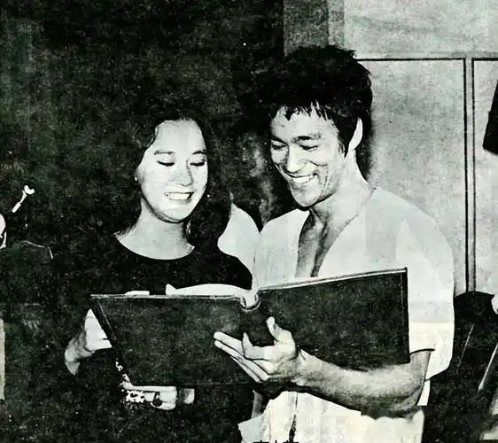 丁佩:李小龙在我床上猝死,前夫向华强养我42年,离婚后还是家人_邹文怀