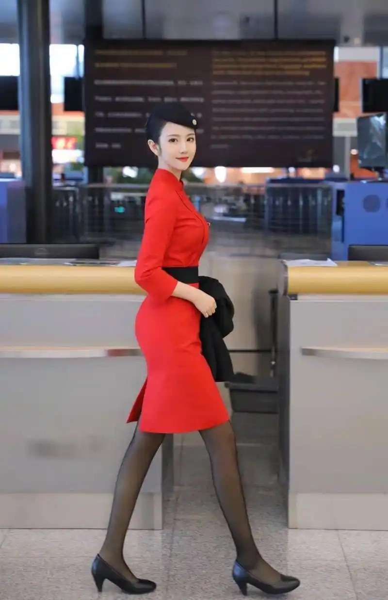 川航空姐,美出天际,不知道她在飞往哪座城市的航班!
