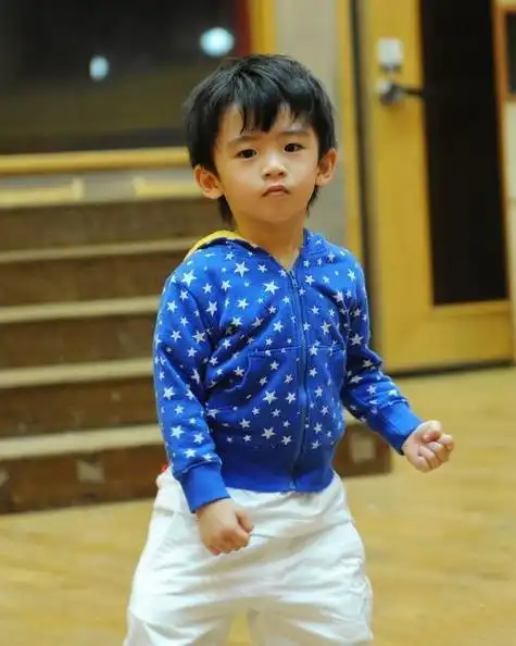 张柏芝送大儿子谢振轩上春晚谢霆锋欣慰说我为你骄傲