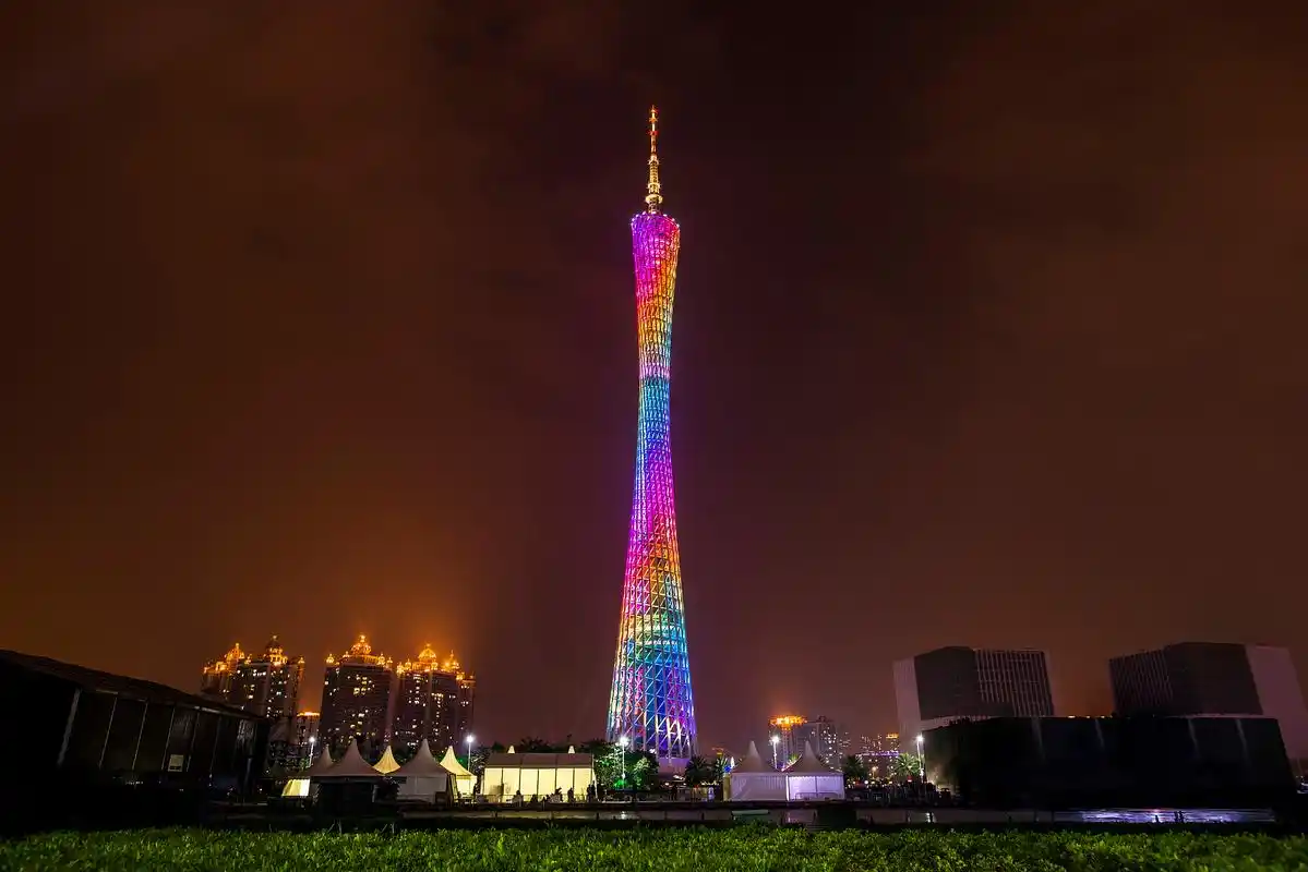 广州塔夜景值得一看吗?珠江边上的霓虹灯如何呈现?