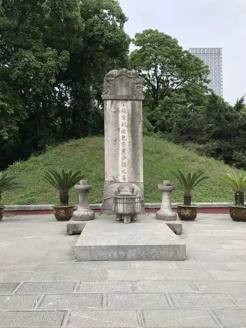 中国古典名著《三侠五义》里,开封府尹包拯的最高刑具,乃当年仁宗皇帝