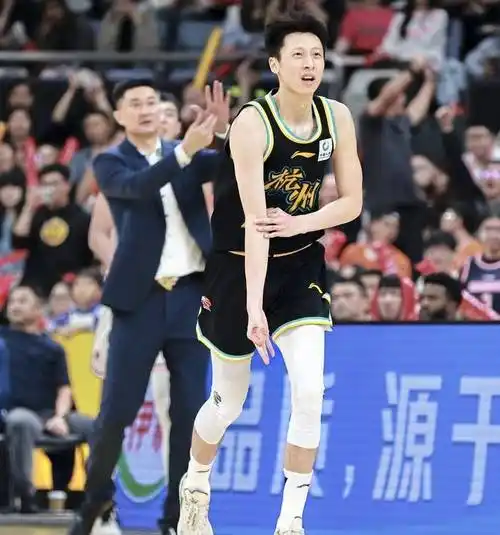 cba转会风向标:射手引哄抢,胡明轩回家乡,天津断了诸强希望