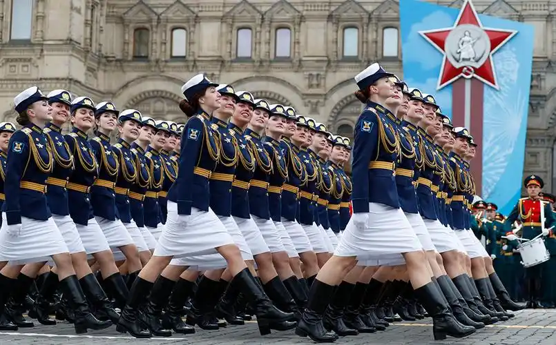 俄罗斯莫斯科,庆祝卫国战争胜利76周年阅兵式在红场举行,女兵方阵亮相