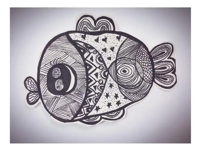 这条鱼没有涂颜色,有很多线条. :这条鱼都是黑色笔画的花纹,直的线