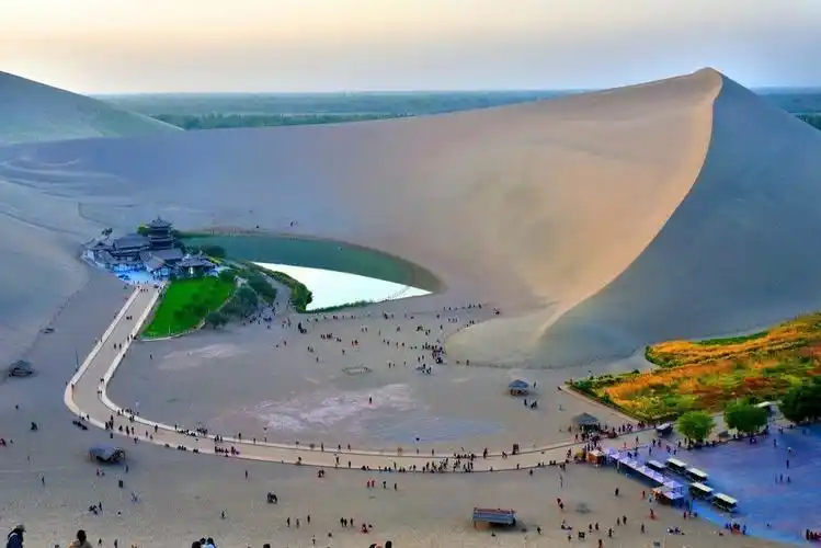 甘肃敦煌鸣沙山月牙湾