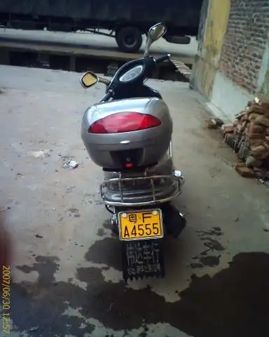 号牌号码:粤fa4555 车辆类型:普通二轮摩托车 所有秂:李以衡 住址