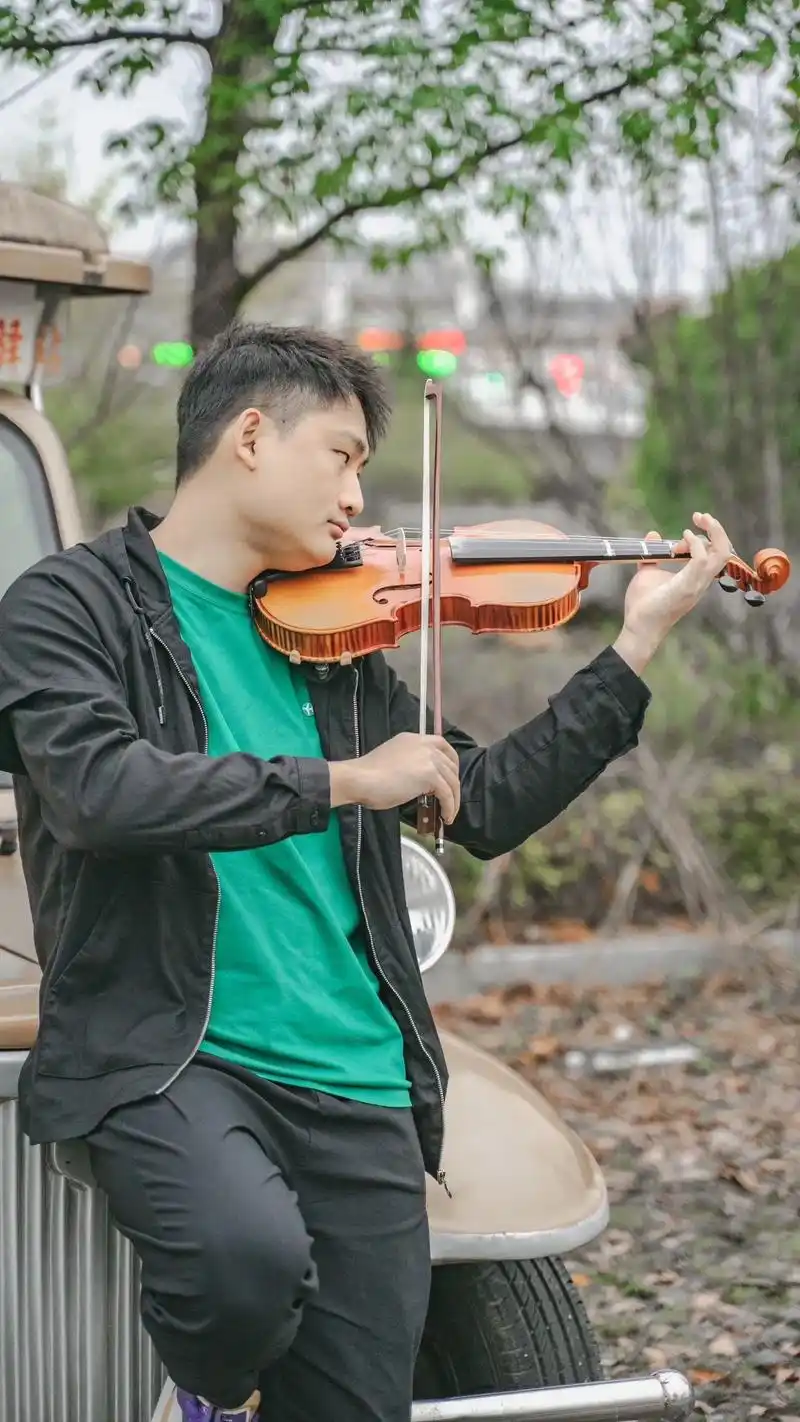 小提琴演奏家.#我的摄影日记 #男生写真 - 抖音