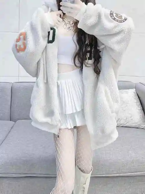 沙发上的超短裙过腰白网袜露脐小姐姐