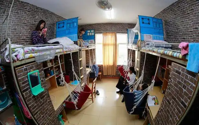 大学出现另类宿舍场景阴森光线昏暗考验胆量的时候到了