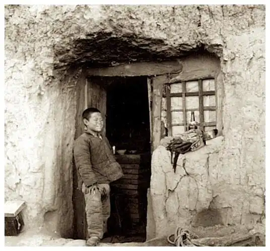 1939年山西临汾老照片住在窑洞中的贫困人家生活全记录