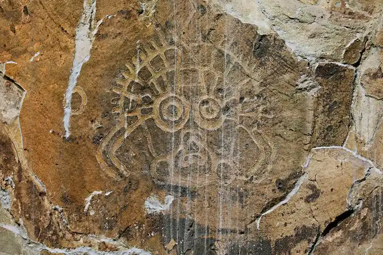 远古的呼唤——贺兰山岩画与现代艺术家灵魂的交融