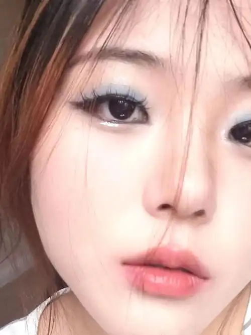 今日妆容 #原相机 #氛围感 蓝色眼影成功上岸!太好看 - 抖音