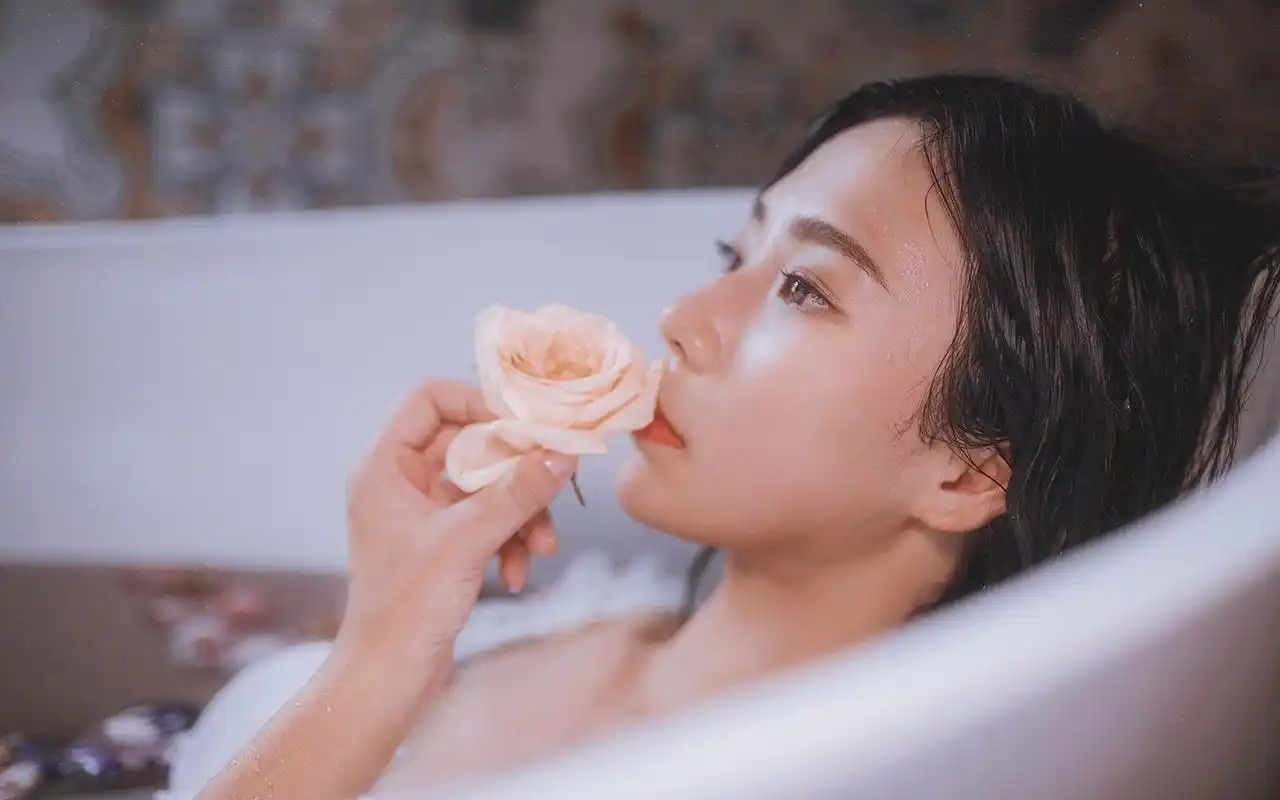 浴缸中的美女湿身诱惑写真高清桌面壁纸