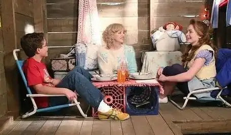 以家庭为背景的美国情景喜剧,通过温馨幽默的方式,展现成长经历