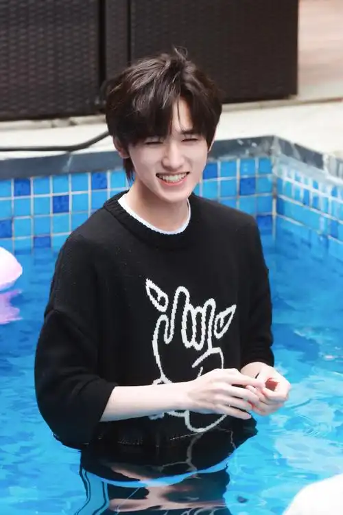 宋亚轩黑色公仔毛衣##宋亚轩泳池花絮照