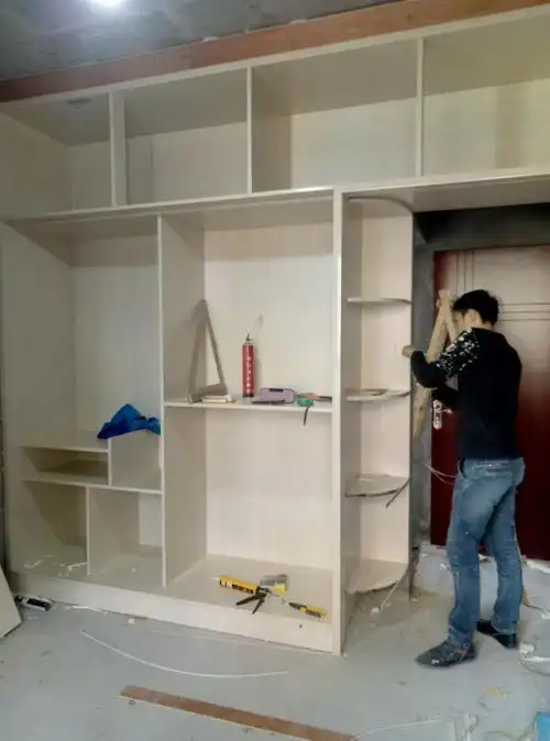 工人正在施工制作大衣柜