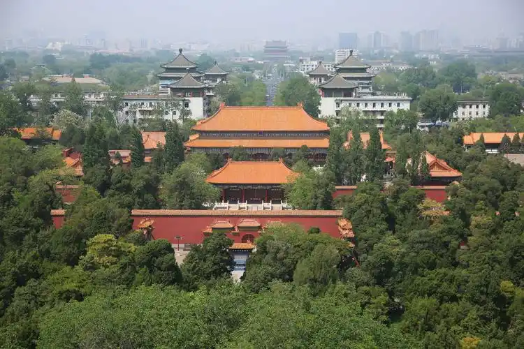 北京中轴线上的景山南面是故宫,北面的寿皇殿黄色建筑群你了解吗?