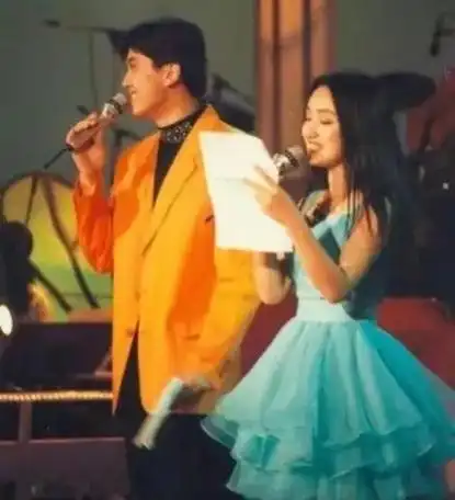 回顾杨钰莹妈妈怀孕时丈夫离世两个女儿用孝心托起她的晚年