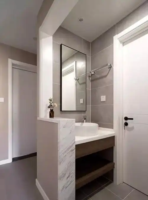 把洗手台放在卫生间门外,这样干湿分离很适合小户型