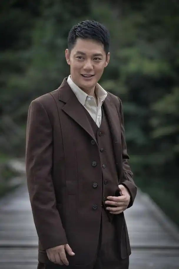 腾讯娱乐讯近日,由当前实力派男演员傅程鹏领衔主演电视剧《铁核桃》