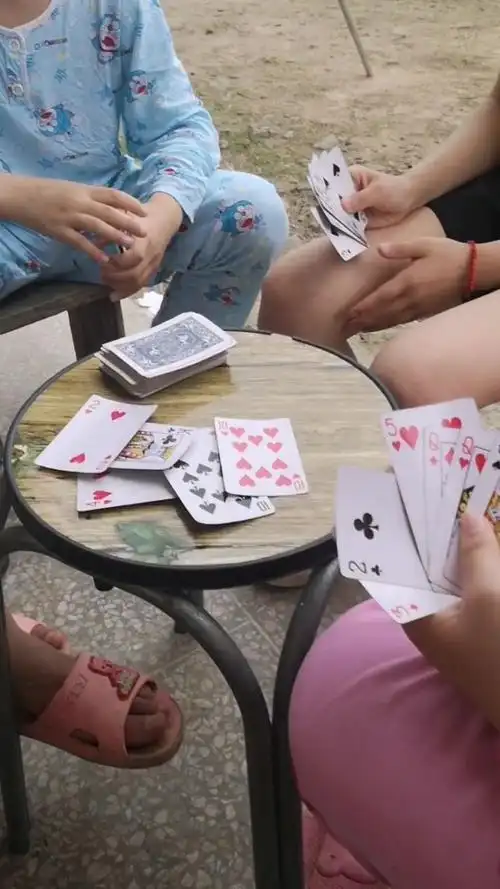 放假了,三妹跟同学在家打牌,蛮好的,至少没耍手机啦.对王!