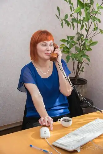 一位红头发的年轻女子在打电话