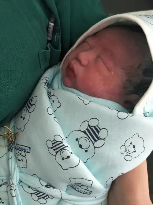 宝宝出生的第一天,是不是好脏啊