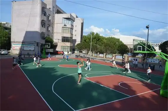 嘉禾五中篮球场穿上新衣
