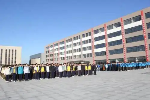 开原市高级中学滨水新校区举行第一次升旗仪式
