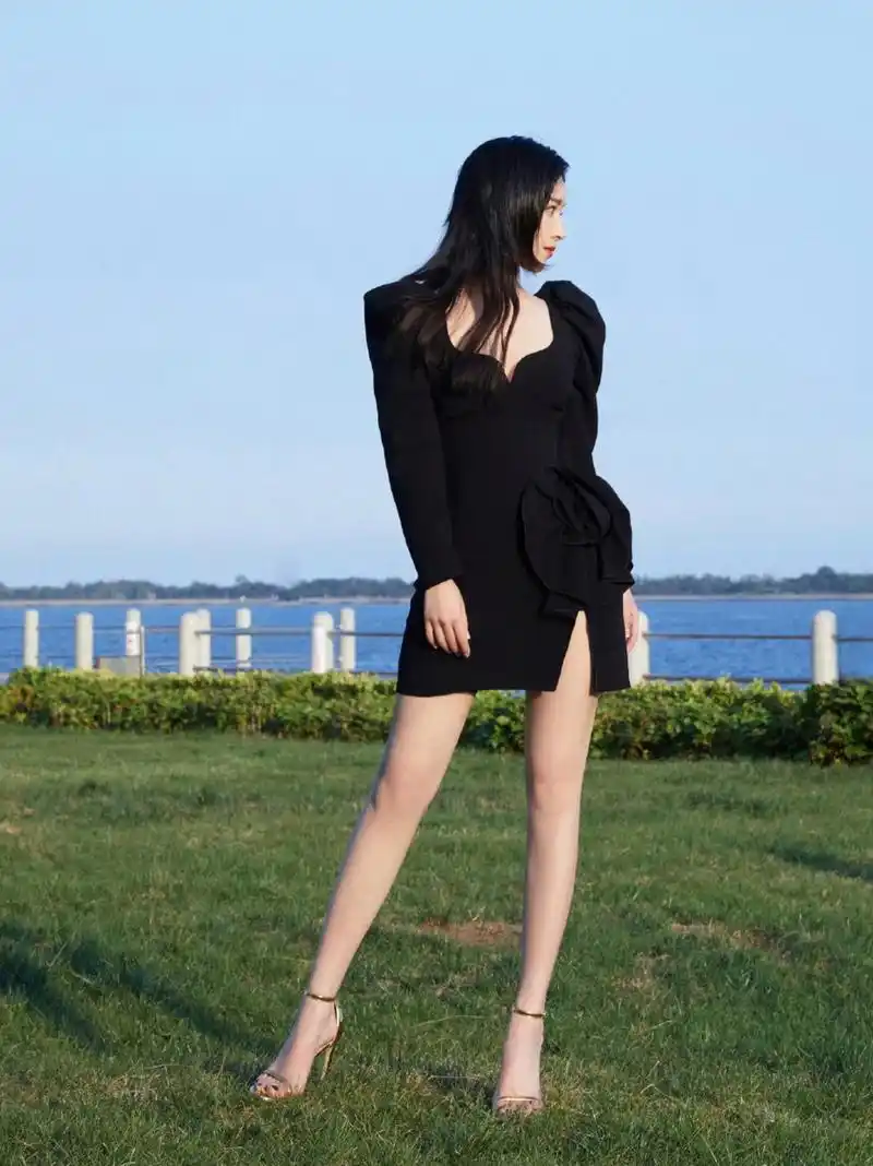 阚清子时尚大片:美腿风采一览无遗