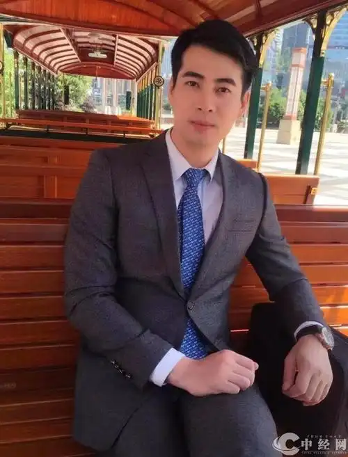 纪录片《医者仁心》剧情中扮演青年钟南山院士的演员刘明雄