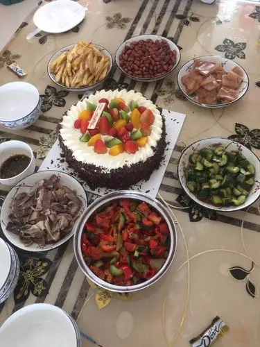 看 看我们的饭菜多丰盛啊! 祝大妈生日快乐!