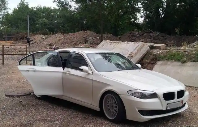 师除了涡轮增压柴油发动机和手动变速箱外,几乎完全拆除了这辆宝马e35