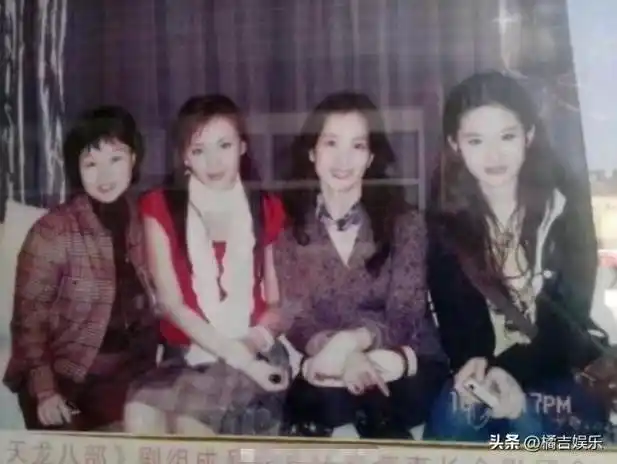 刘亦菲家人照片基因的稳定发挥刘亦菲的妈妈也是一位大美女和刘亦菲站