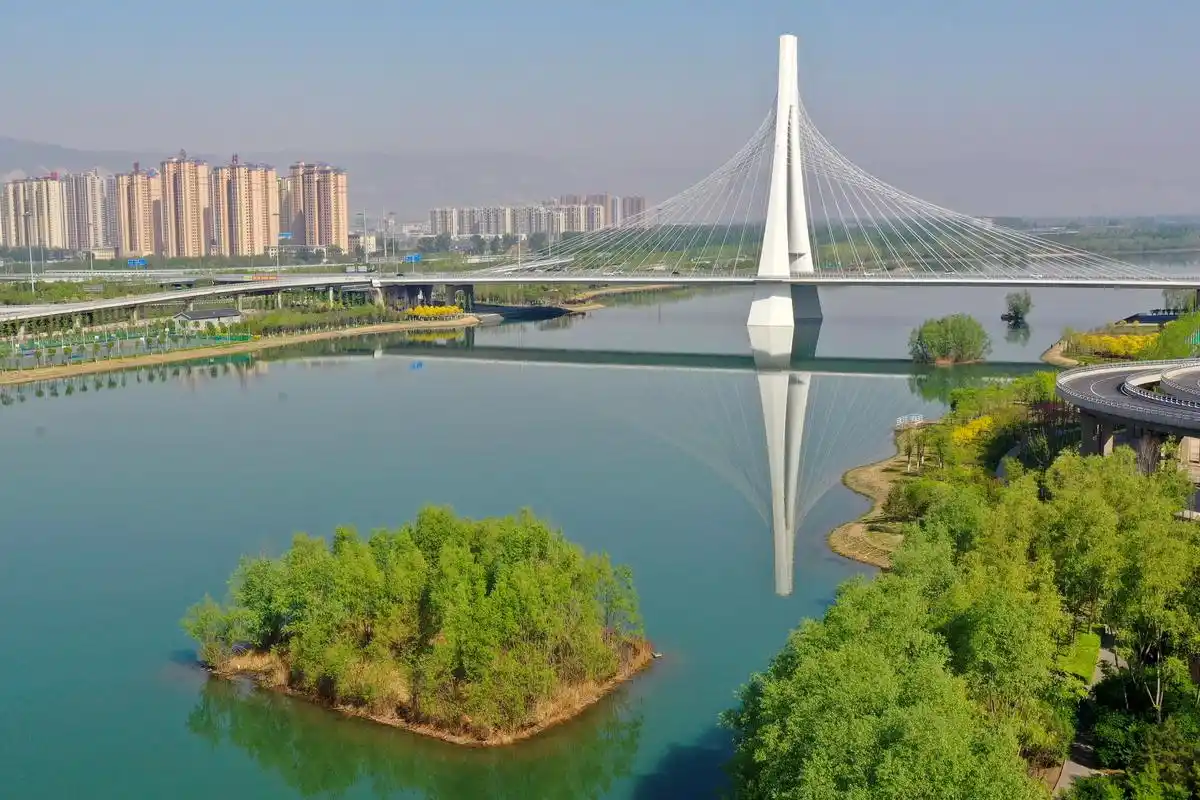 汾河岸边绿意浓_太原