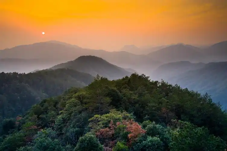 风景旅游区地处钱江源头开化县浙赣交界处,与玉山县婺源县和德兴市